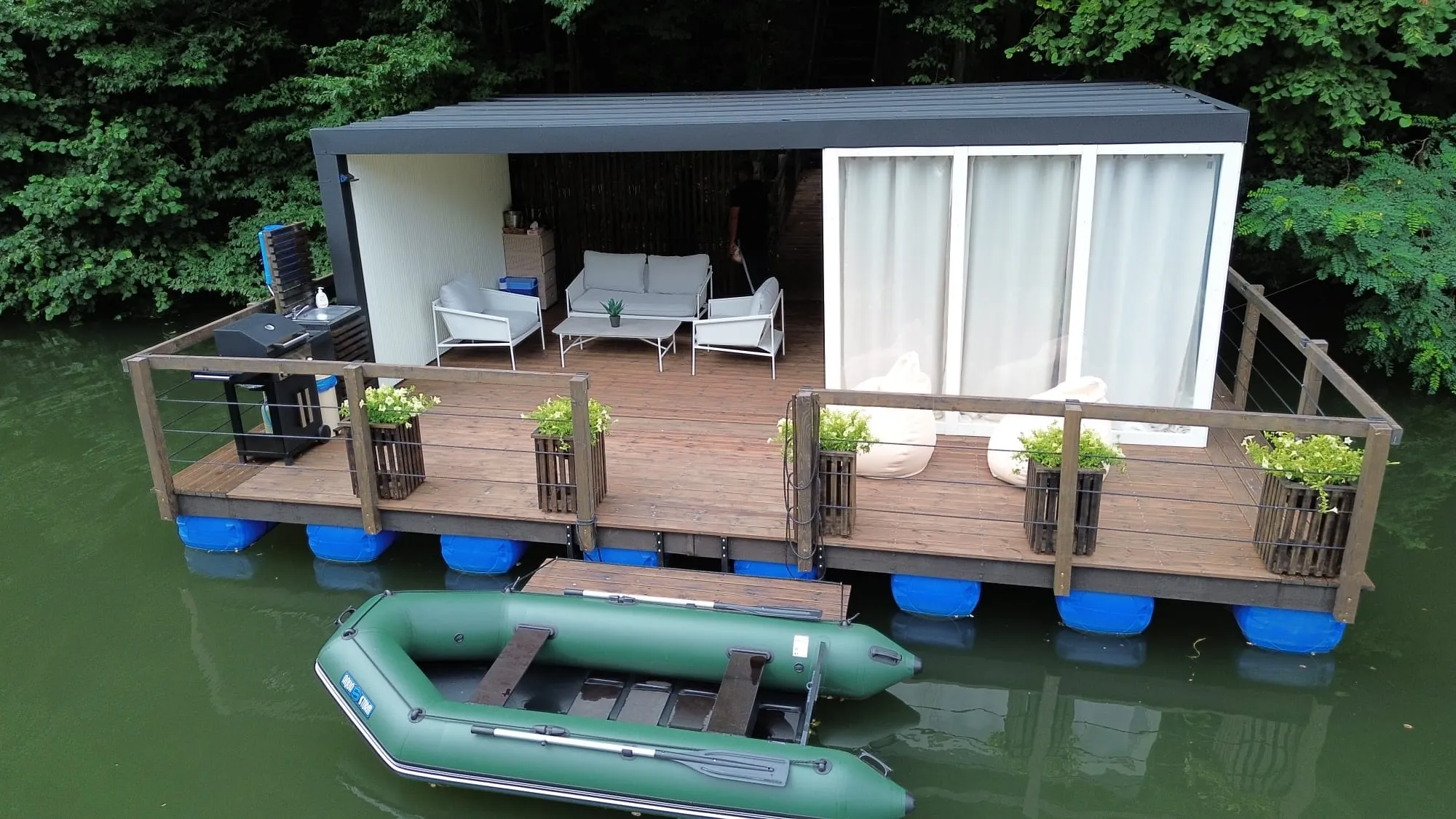 Casa plutitoare singură pe apă, văzută din lateral