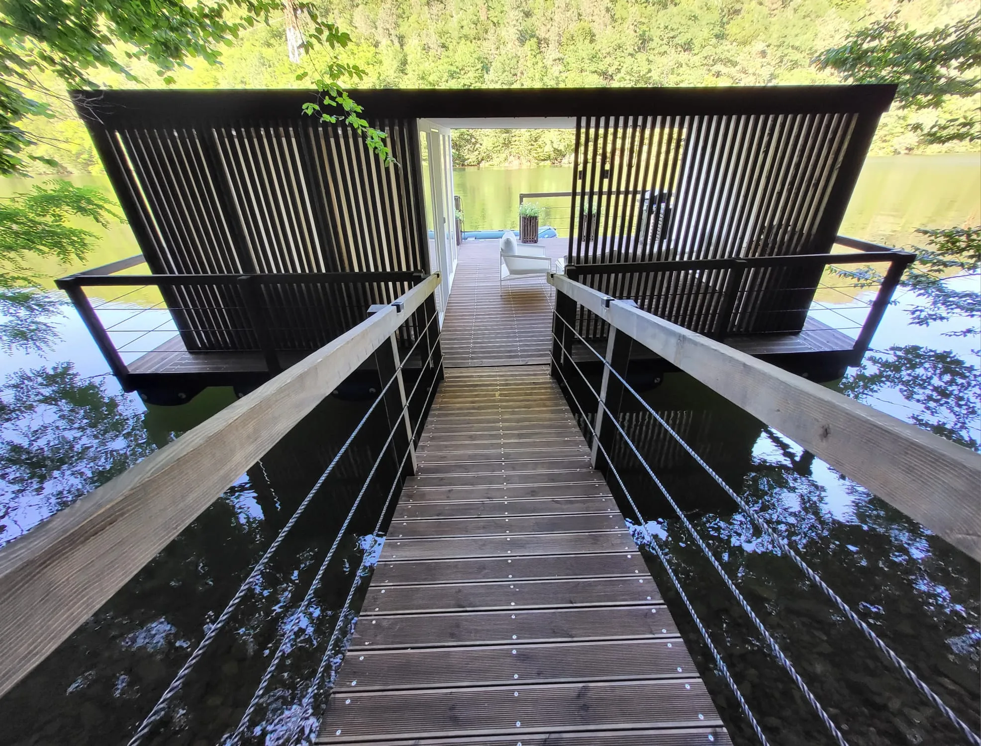 Pasarela de lemn care duce de pe mal la ponton